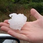 Maltempo, devastante grandinata in Toscana: chicchi di 8cm nel Fiorentino, auto e case distrutte – FOTO e VIDEO