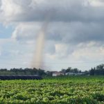 Maltempo in Emilia Romagna, devastante tornado a Fossoli di Carpi: case scoperchiate e danni ingenti all’aeroclub di Carpi – FOTO e VIDEO