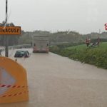 Ciclone Mediterraneo, strade come fiumi in piena a Catania: un morto a Gravina, travolto dalla furia dell’acqua [FOTO e VIDEO]