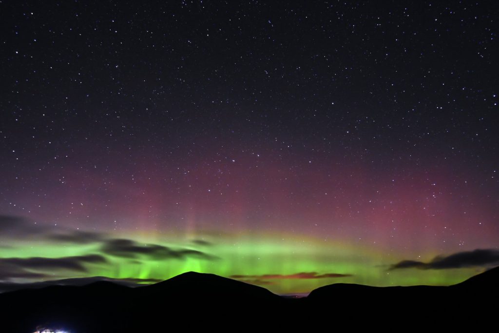 L'aurora boreale si spinge a latitudini più basse: spettacolo visibile fino  a Scozia e Inghilterra - FOTO