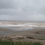 Maltempo Calabria: forti mareggiate sulla costa jonica, barca si arena sulla spiaggia di Bovalino [FOTO]