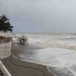 Maltempo Calabria: forti mareggiate sulla costa jonica, barca si arena sulla spiaggia di Bovalino [FOTO]