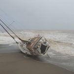 Maltempo Calabria: forti mareggiate sulla costa jonica, barca si arena sulla spiaggia di Bovalino [FOTO]