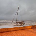 Maltempo Calabria: forti mareggiate sulla costa jonica, barca si arena sulla spiaggia di Bovalino [FOTO]