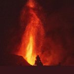 La Palma, la lava del vulcano Cumbre Vieja continua ad avanzare: dall’incontro col mare “un rumore assordante, come milioni di vetri rotti”