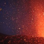 Canarie, continua una “eruzione stromboliana da manuale”: la lava si divide in due colate lungo il fianco del vulcano Cumbre Vieja – FOTO e VIDEO