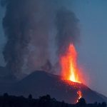 Eruzione alle Canarie: la lava avanza ancora ma più lentamente, 811 ettari e quasi 2.000 edifici distrutti – FOTO