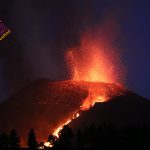 Canarie, continua una “eruzione stromboliana da manuale”: la lava si divide in due colate lungo il fianco del vulcano Cumbre Vieja – FOTO e VIDEO