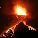 Canarie, continua una “eruzione stromboliana da manuale”: la lava si divide in due colate lungo il fianco del vulcano Cumbre Vieja – FOTO e VIDEO