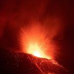 Eruzione alle Canarie: la lava avanza ancora ma più lentamente, 811 ettari e quasi 2.000 edifici distrutti – FOTO