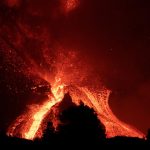 Eruzione alle Canarie: la lava avanza ancora ma più lentamente, 811 ettari e quasi 2.000 edifici distrutti – FOTO