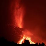 Eruzione alle Canarie: la lava avanza ancora ma più lentamente, 811 ettari e quasi 2.000 edifici distrutti – FOTO