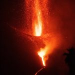 Canarie, continua una “eruzione stromboliana da manuale”: la lava si divide in due colate lungo il fianco del vulcano Cumbre Vieja – FOTO e VIDEO