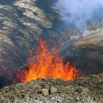 Hawaii, prosegue l’eruzione del vulcano Kilauea: è confinata nel cratere Halemaumau [FOTO]