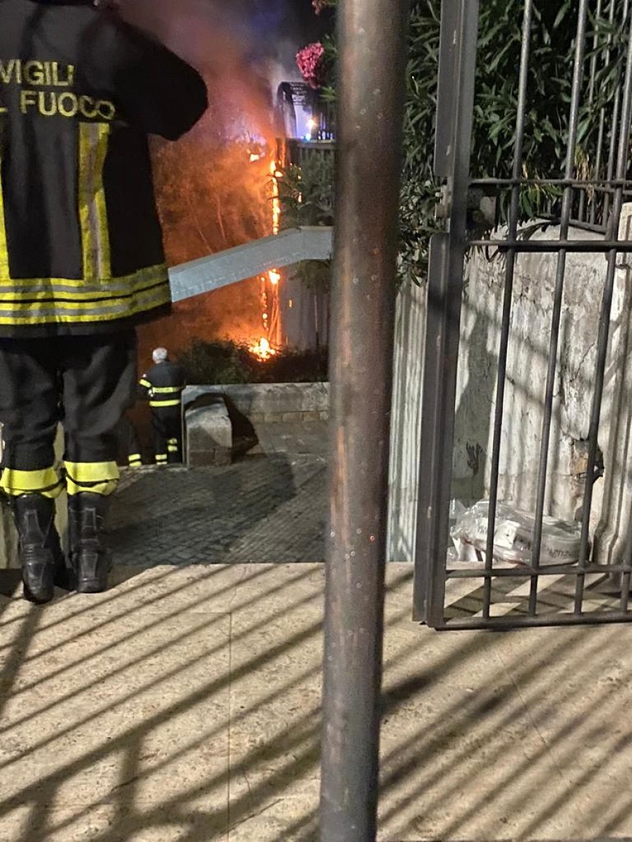 incendio a roma ponte di ferro