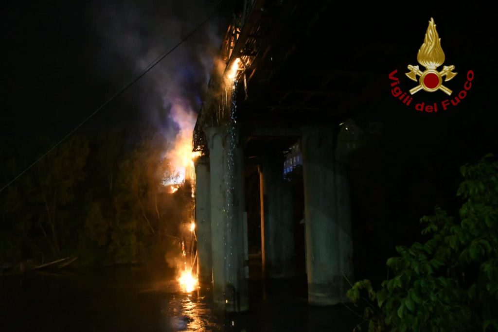 incendio ponte di ferro roma