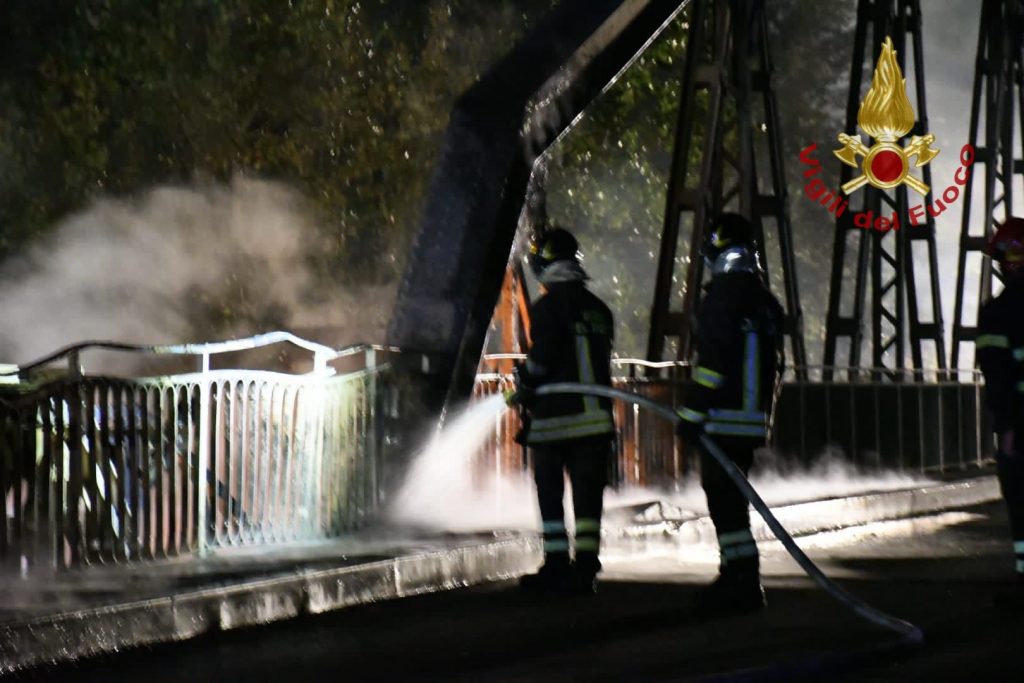 incendio ponte di ferro roma