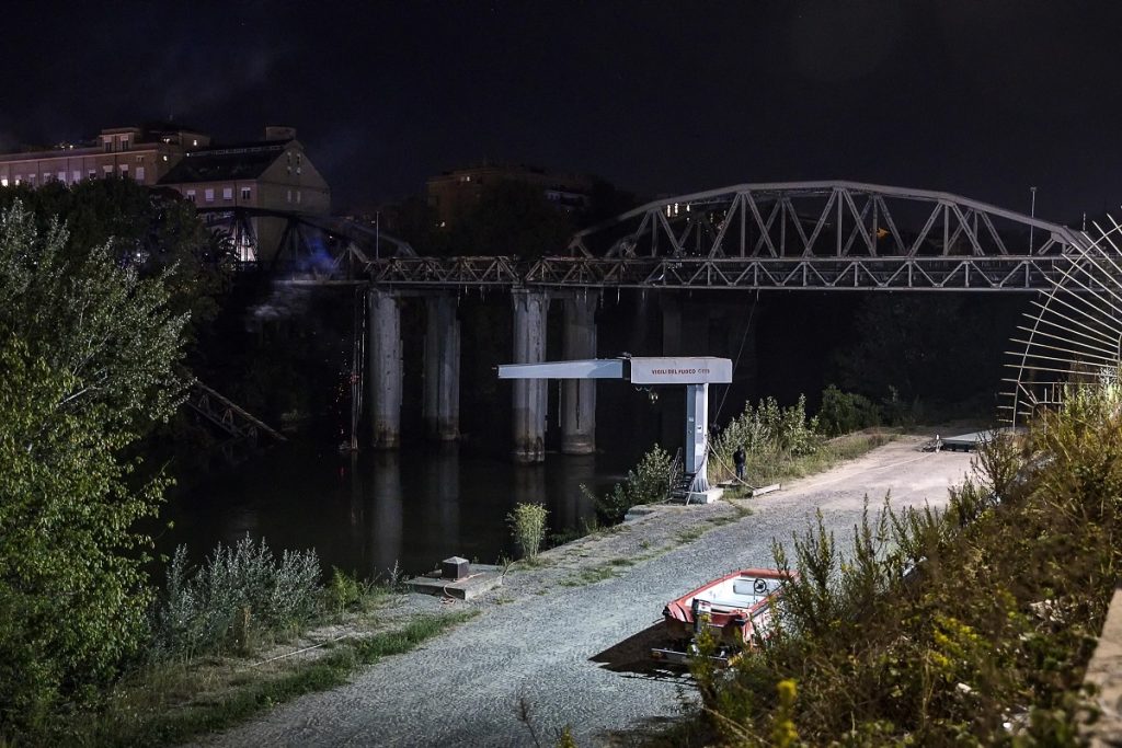 incendio roma ponte di ferro