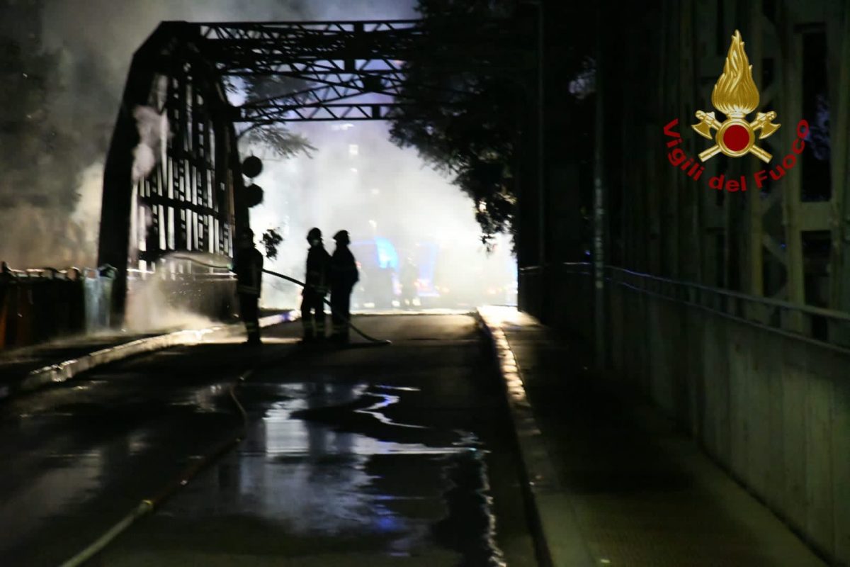 incendio ponte di ferro roma