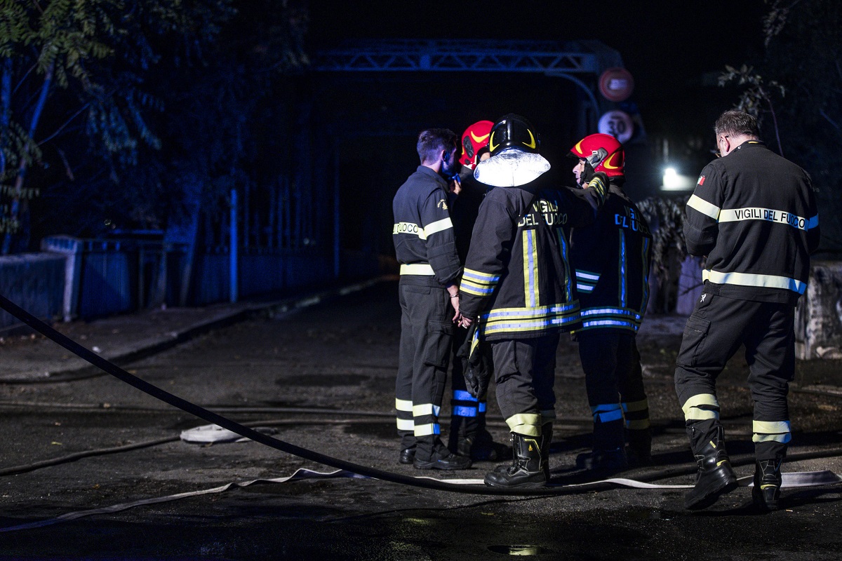 incendio roma ponte di ferro