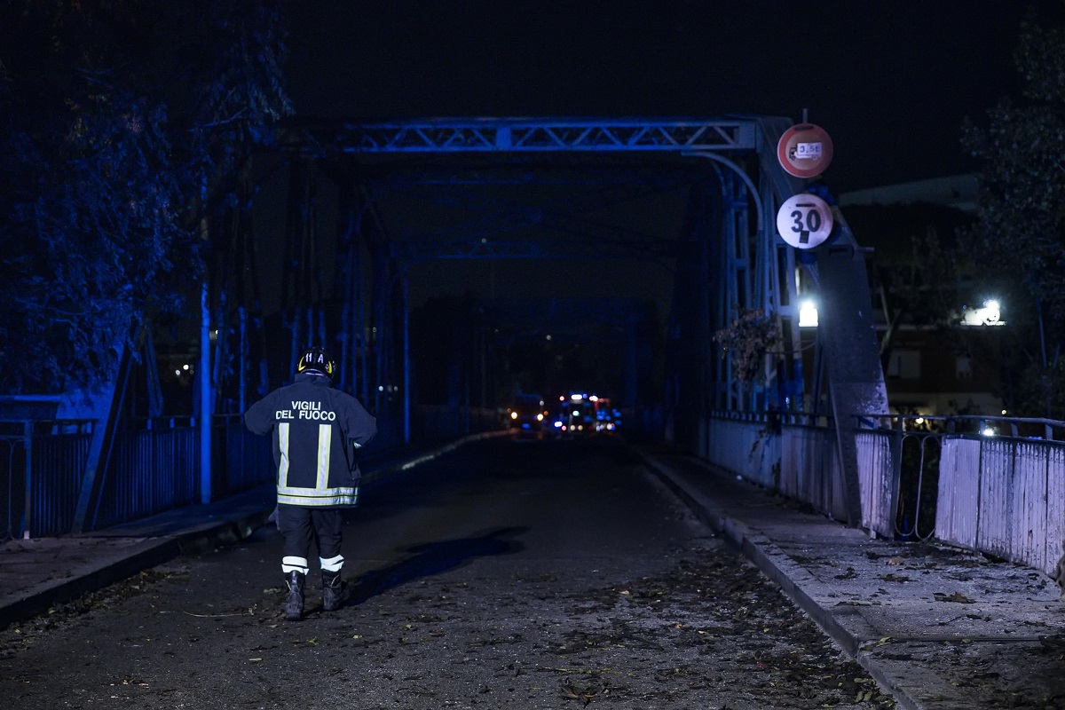 incendio roma ponte di ferro