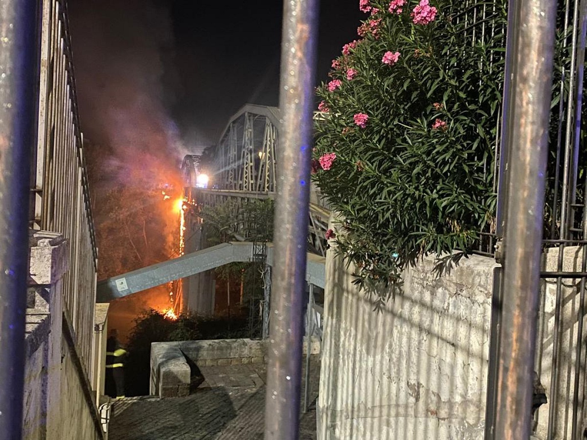 incendio a roma ponte di ferro