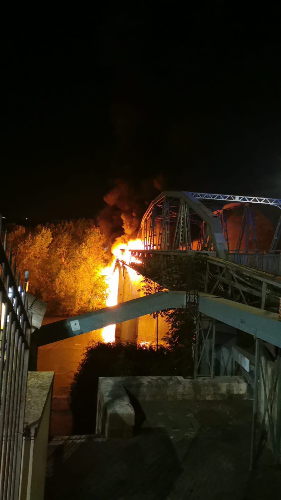 incendio ponte di ferro roma