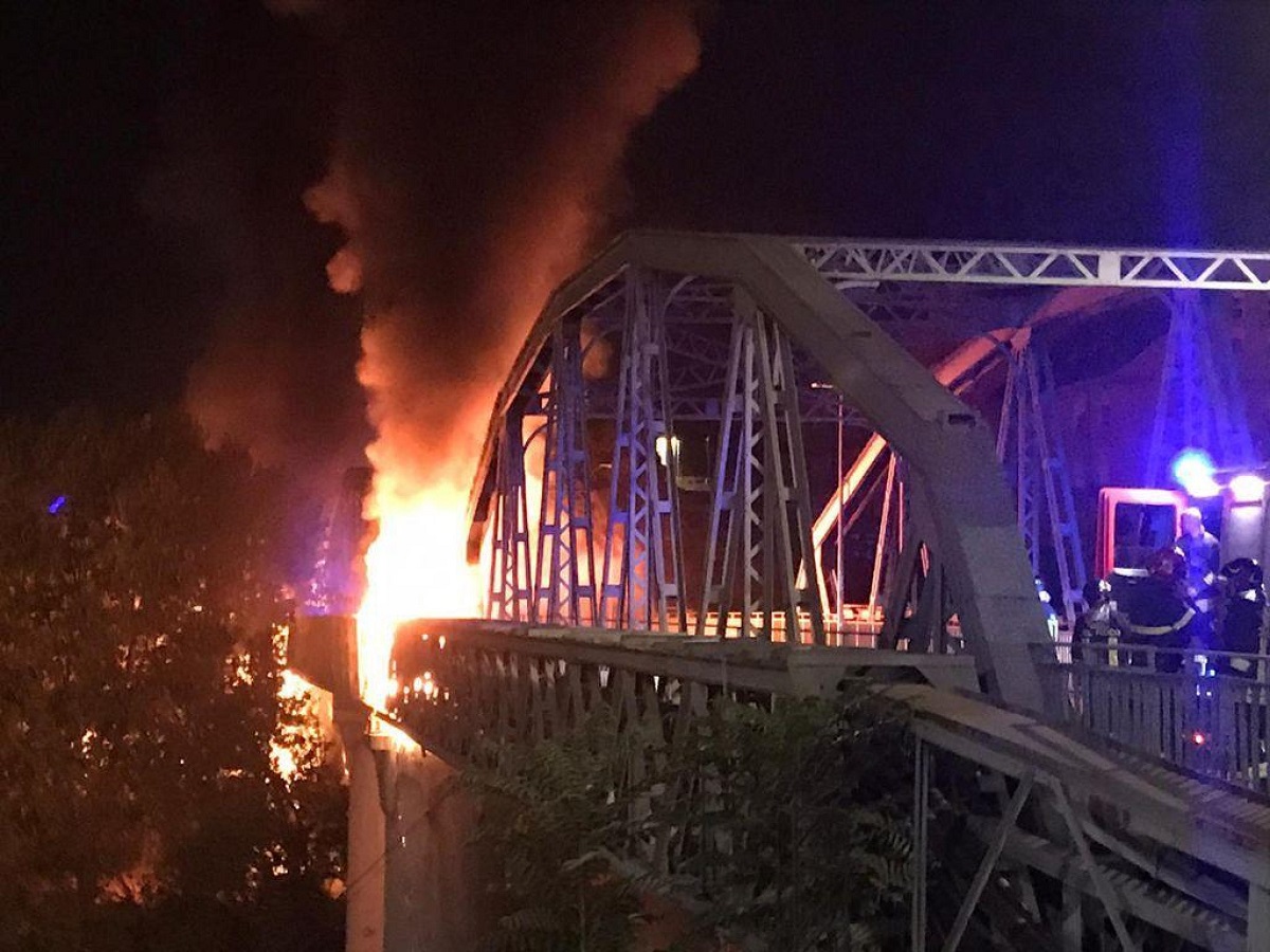 incendio a roma ponte di ferro