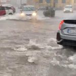 Il maltempo insiste sulla Sicilia orientale, nubifragio nel Catanese: strade allagate a Catania, soccorsi automobilisti bloccati – FOTO e VIDEO