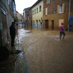 Maltempo, fino a 200-250mm nel sud della Francia: strade allagate e fiumi in piena, “Marsiglia sembra Venezia” – FOTO