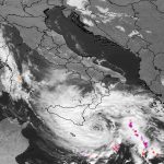 Allerta Meteo, il Medicane Apollo è un “mostro” di 1ª categoria sul mar Jonio: il maltempo si estende anche alla Calabria – LIVE