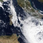 Allerta Meteo, il Medicane Apollo è un “mostro” di 1ª categoria sul mar Jonio: il maltempo si estende anche alla Calabria – LIVE