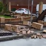 Meteo, possibile tornado devasta case e auto in Inghilterra: alberi e muri abbattuti a Widnes – FOTO e VIDEO