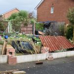 Meteo, possibile tornado devasta case e auto in Inghilterra: alberi e muri abbattuti a Widnes – FOTO e VIDEO