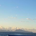 Capri ed il Vesuvio innevato, lo spettacolo all’alba visto dal mare [FOTO e VIDEO]