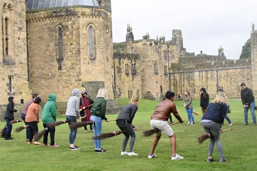 Dove si trova il castello di Harry Potter? Entriamo nella vera scuola di  Hogwarts!