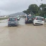 Maltempo in Sicilia, allagamenti, strade crollate e voragini a Licata: devastata la SS115 – FOTO