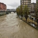 Spagna, forti piogge e fiumi esondati nei Paesi Baschi: allagamenti e disagi, auto sommerse e treni in tilt nella zona di Bilbao – FOTO e VIDEO