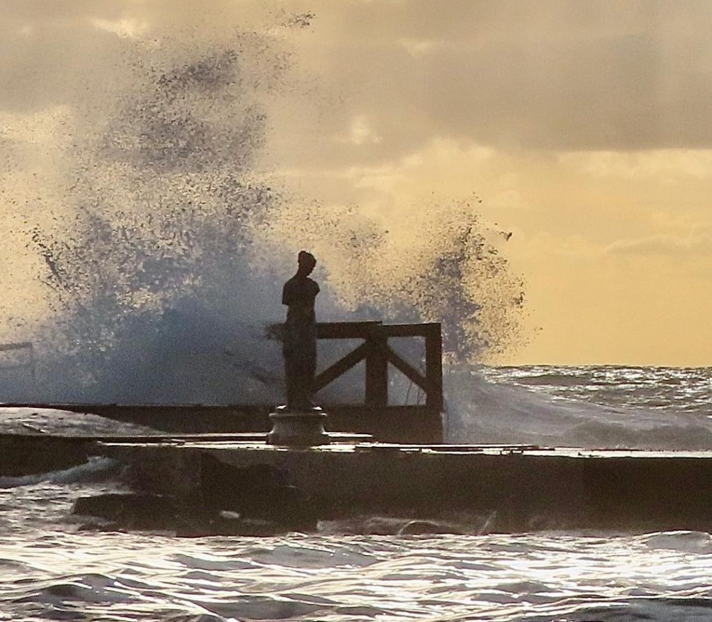 maltempo mare in burrasca stop ai collegamenti termoli tremiti litorale romano invaso dai rifiuti