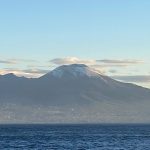 Capri ed il Vesuvio innevato, lo spettacolo all’alba visto dal mare [FOTO e VIDEO]