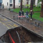 Campania, notte di maltempo a Napoli: spaventoso boato a Sant’Agnello, si apre voragine vicino al palazzo comunale [FOTO]