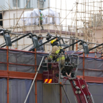 Hong Kong: spento l’incendio al grattacielo World Trade Center, in salvo tutte le persone bloccate sul tetto [FOTO]