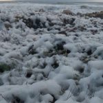 Maltempo in Sicilia, mare in tempesta e forte mareggiata a Sampieri: costa imbiancata per un “effetto nevicata” – FOTO e VIDEO