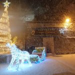 Maltempo, inizia la grande nevicata dell’Appennino: lo spettacolo di Pietracamela sotto la neve nella notte – FOTO e VIDEO