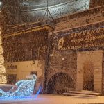 Maltempo, inizia la grande nevicata dell’Appennino: lo spettacolo di Pietracamela sotto la neve nella notte – FOTO e VIDEO