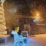 Maltempo, inizia la grande nevicata dell’Appennino: lo spettacolo di Pietracamela sotto la neve nella notte – FOTO e VIDEO