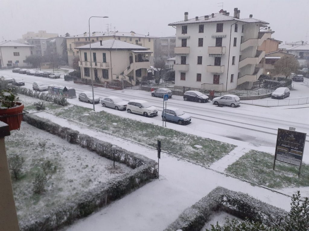 Maltempo e freddo in Toscana la neve imbianca la regione