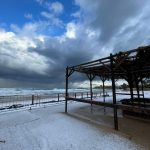 Freddo e maltempo, immagini suggestive dal Libano: la neve imbianca la spiaggia di Byblos [FOTO]