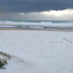 Freddo e maltempo, immagini suggestive dal Libano: la neve imbianca la spiaggia di Byblos [FOTO]