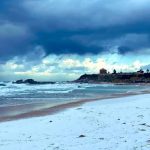 Freddo e maltempo, immagini suggestive dal Libano: la neve imbianca la spiaggia di Byblos [FOTO]